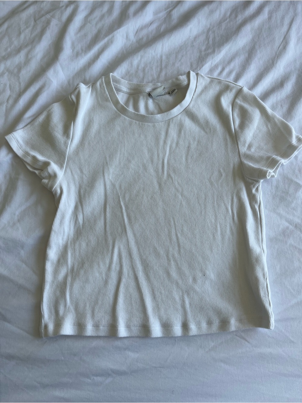 Aritzia Classic White Ribbed Short Sleeve Tee shirt size medium